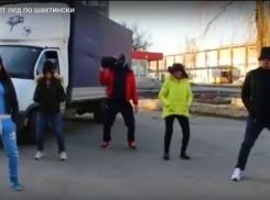 Плохие дороги высмеяли шахтинцы в клипе-пародии на песню «Между нами тает лед»