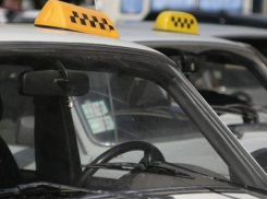 На мусор на стоянках такси жалуются жители Шахт