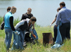 Шахтинские студенты навели чистоту на городском пляже