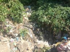 Река из мусора появилась в переулке Автомобильном в Шахтах