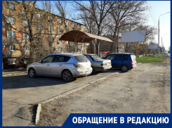 Паркуются прямо на остановке: Павел Устинов возмущен недобросовестностью некоторых шахтинских водителей