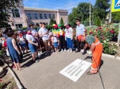 Акция «Слушай дорогу, а не музыку!» прошла в Шахтах с участием школьников и инспекторов ГИБДД