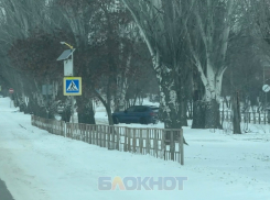 Водители вынуждены ехать по пешеходной аллее из-за порыва трубы в Шахтах