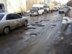 Шахтинцы высмеяли в соцсетях ответ министерства транспорта о ремонте дорог в Шахтах