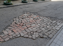 Аккуратно уложено: жители собственноручно ремонтируют дороги в дворовых проездах