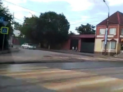 Несколько дней течет вода по улице Шишкина в Шахтах 