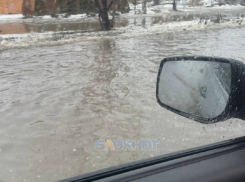Автомобиль молодой девушки из Шахт застрял на дороге в ледяных ямах