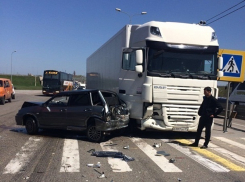 Фура протаранила два автомобиля, от чего иномарка сбила 18-летнюю девушку на трассе под Шахтами