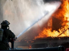  В Новошахтинске на улице Малой произошел сильный пожар