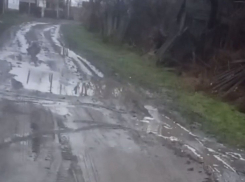 Утечка воды размывает грунтовую дорогу на улице Благодатной в Шахтах