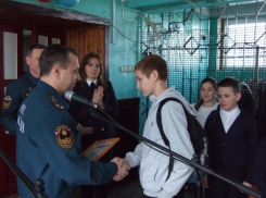 В Шахтах спасших жилые дома от огня подростков наградили пожарные