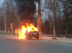 9 апреля в Шахтах сгорел «Форд»