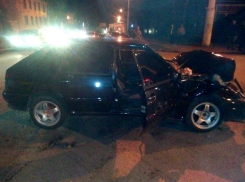 В Шахтах в жестком ДТП «Волга» столкнулась с «четырнадцатой» - двоих человек увезли в больницу