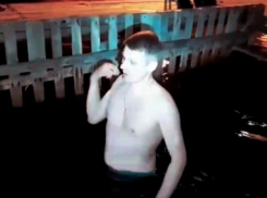 Шахтинский сити-менеджер Андрей Ковалев вместе с горожанами окунулся в Крещенскую купель