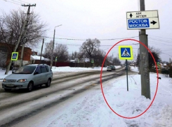 Пешеходный переход на улице Ионова в Шахтах ведет в сугроб