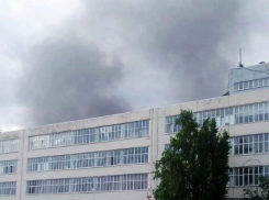 Крупный пожар охватил завод «Глория Джинс» в Шахтах