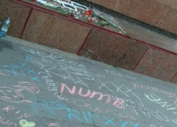 В память американского рэпера подростки разрисовали площадь перед «Солдатом» в Шахтах