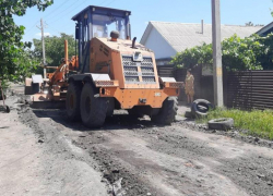 В Шахтах активно ведутся работы по благоустройству дорог 