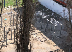 На месте  стихийной свалки в Шахтах появилась новая спортплощадка, но мусор убрать забыли 