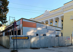 Строительство нового магазина перекрыло историческое здание в Шахтах