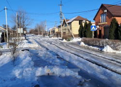 Трое детей провалились в лужу на улице Демехина в Шахтах из-за порыва трубы