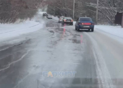 На перекрестке 2-й Милиционной и Сквозной улиц в Шахтах из-за канализации затоплена дорога