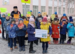 Юные инспектора дорожного движения из школы № 25 напомнили шахтинцам о вежливости на дорогах