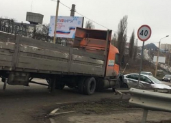 Skoda влетела под длинномер Volvo на дороге «Центр – посёлок Артём»