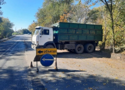 Автодорогу ХБК-Артем в Шахтах очищают от грунта после ремонта