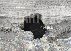 Дорога начала обрушаться из-за утечки воды в районе Красина в Шахтах