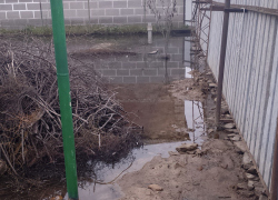 Пятилетняя проблема с водопроводом в Шахтах: дворы затоплены, жители вынуждены рыть канавы