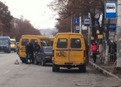 В Шахтах маршрутка не поделила дорогу с легковым автомобилем