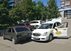 Выезжая с парковки тонированный ВАЗ протаранил такси в Шахтах