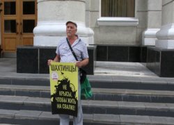Шахтинские общественники пошли путем гимнастов: пикет против мусорного полигона прошел возле здания правительства