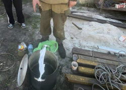 Шахтинец открыл "бизнес" с наркотиками прямо во дворе своего дома