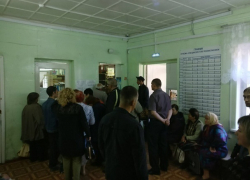 Огромные очереди в регистратуру и ужасный подъезд ожидают шахтинцев в больнице №2