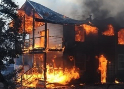  В Шахтах сгорел двухэтажный дом