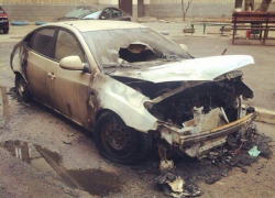 В Шахтах на ХБК сгорел автомобиль