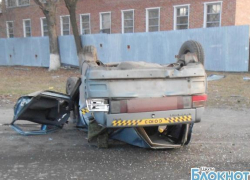 В поселке Аюта города Шахты такси врезалось в столб и перевернулось 