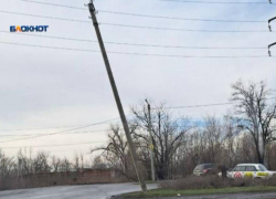 Электрический столб вот-вот упадет на дорогу в Шахтах