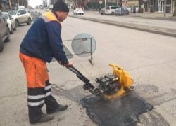 В Шахтах продолжается ямочный ремонт дорог