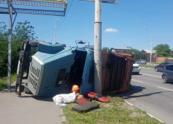 Не справился с управлением: мусоровоз перевернулся на Маяковского в Шахтах 