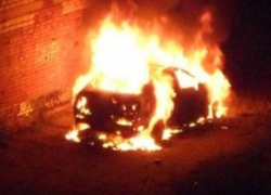 В Шахтах водителя такси пытались ослепить, а его машину сожгли