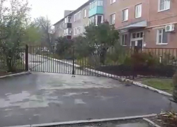 Огородив трёхэтажку неприступным забором, шахтинцы отрезали дорогу всем соседям