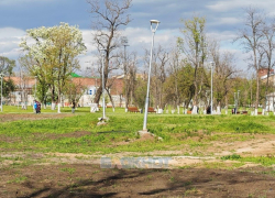 У шахтинцев появились вопросы по поводу новых фонарей в Александровском парке