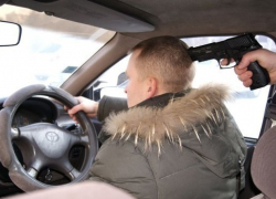 Под Шахтами двое пьяных выстрелили в таксиста и угнали его машину