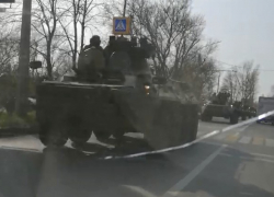 Народный репортер: очевидец снял на видео колонну БТРов, въезжающих в Ростов
