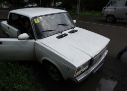 На пешеходном переходе в Шахтах легковушка сбила молодую женщину с ребенком на руках
