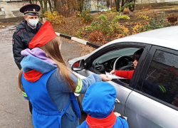 Письмо водителю: школьники адресовали автомобилистам обращения и вручали их на дорогах города