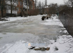 Произошел порыв водопровода, который затопил улицу Островского в Шахтах